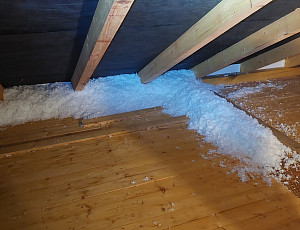 Zateplení trámového stropu pomocí foukané izolace